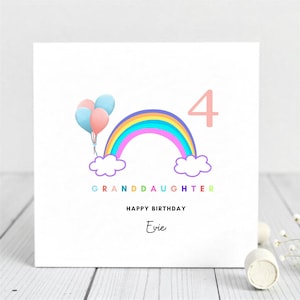 Carte personnalisée pour le 4e anniversaire de sa petite-fille, motif arc-en-ciel et ballons