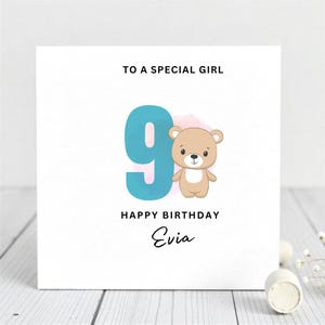 Tarjeta de noveno cumpleaños para niña: lindo osito de peluche y diseño de números grandes: dulce saludo de cumpleaños.