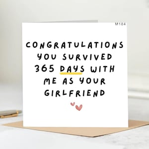 Verjaardagskaart voor 1 jaar vriendin Gefeliciteerd, je hebt 365 dagen overleefd met mij als je vriendin