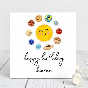 Carte d'anniversaire personnalisée pour les enfants de tous les âges - Jolie carte de visite représentant les planètes du système solaire - Carte de visite personnalisée sur le thème de l'astronomie Kieran - Amusant.