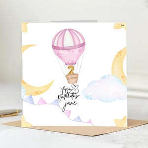 Gepersonaliseerde 2e verjaardagskaart voor Jane: thema heteluchtballon en maan, roze ballon en nachtelijke hemel.