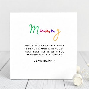 Cartão de aniversário engraçado para mamãe da Bump - Design de texto em arco-íris - Cartão de aniversário para gestantes - Cartão fofo para novas mamães - Para futuras mamães - Mãe grávida.