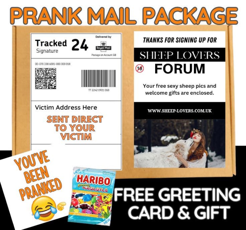 Op de afbeelding: Een bruine kartonnen doos met de tekst "PRANK MAIL PACKAGE" in wit gedrukt. De doos heeft een label met de tekst "Tracked Signature" en een barcode. De doos heeft ook een label met de tekst "THANKS FOR SIGNING UP FOR SHEEP LOVERS FORUM" en een afbeelding van een vrouw met een witte hond. De doos bevat een gratis kaart en een cadeau.