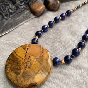 Collar llamativo de ojo de tigre y lapislázuli