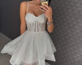Pailletten Mini Brautkleid: Modernes Braut Elopement Kleid