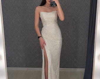 Abito da sposa scintillante senza spalline, abito da sposa glitterato con spacco, abito da sposa aderente con paillettes, abito da sposa moderno e minimalista, abito da ricevimento