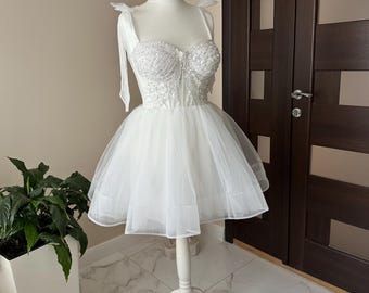Elfenbeinfarbenes Mini Brautkleid: Spitzenkorsett, Schleifenträger, Tüllrock