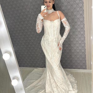 Vestido de noiva estilo sereia com espartilho de renda: renda chantilly, mangas removíveis