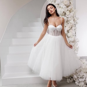 Suknia ślubna z gorsetem w kolorze kości słoniowej z cekinami: tiulowa suknia ślubna midi