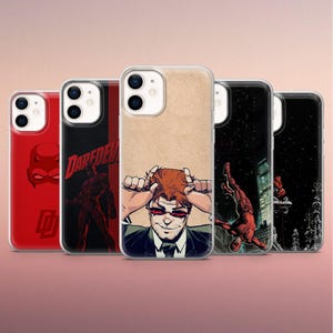 Peut inclure: Une série de cinq coques de téléphone avec des illustrations de bandes dessinées de Daredevil. Les coques présentent le personnage dans diverses poses et styles, principalement en rouge et noir. Les coques sont transparentes.