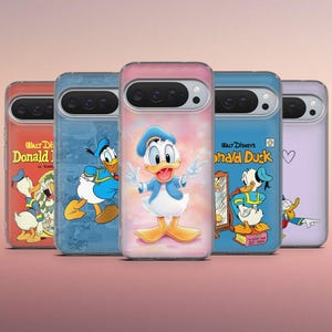 Puede incluir: Cinco fundas para teléfono con ilustraciones de Donald Duck. Las fundas presentan diferentes imágenes de Donald Duck en varias poses y entornos. Las fundas tienen un diseño claro y protector, destacando las coloridas ilustraciones del personaje de dibujos animados.