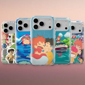 Puede incluir: Cinco fundas transparentes para teléfono con ilustraciones coloridas. Las fundas presentan imágenes de personajes animados en varias escenas, incluyendo un niño y una niña abrazándose, un barco en el agua y otras escenas de dibujos animados.