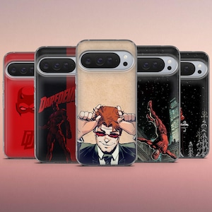 Puede incluir: Una colección de fundas para teléfonos con ilustraciones de cómics. Las fundas muestran a un superhéroe en varias poses y retratos. La paleta de colores incluye rojo, negro y beige, con diseños gráficos llamativos.