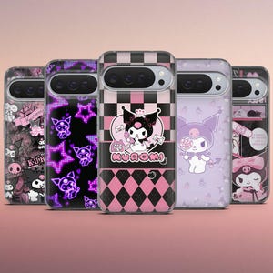 Könnte beinhalten: Fünf Handyhüllen mit verschiedenen Designs mit Cartoon-Charakteren. Die Hüllen haben einen transparenten Hintergrund mit rosa, schwarzen und weißen Akzenten. Eine Hülle hat ein Schachbrettmuster, während andere Sterne und Charakterillustrationen aufweisen.