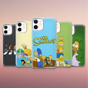 Puede incluir: Una colección de fundas para teléfonos con personajes de Los Simpson. Las fundas muestran imágenes de la familia y otros personajes, con una variedad de colores y diseños. Las fundas están dispuestas en una fila, mostrando los diferentes diseños.