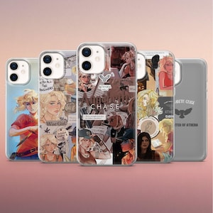 Puede incluir: Una colección de cinco fundas transparentes para teléfono con varios diseños. Las fundas presentan ilustraciones de personajes, texto y collages. El texto incluye "Wise Girl", "Athena Cabin" y "Chase". Las fundas se muestran sobre un fondo rosa suave.