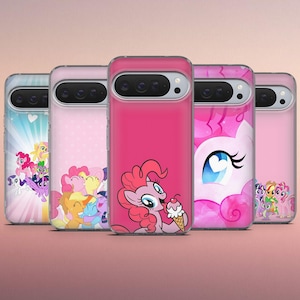 Op de afbeelding: Vijf telefoonhoesjes met kleurrijke cartoon pony ontwerpen. De hoesjes hebben een doorzichtige rand en een roze, lichtblauwe of roze achtergrond. Eén hoesje toont Pinkie Pie die ijs eet.