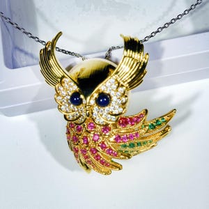カラフルなジルコンのフクロウデザインのブローチペンダント、オリジナルのフクロウのピンペンダント