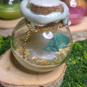 Könnte beinhalten: Ein Set aus drei Keramikbechern mit gesprenkelter, matter Oberfläche. Jeder Becher hat eine andere Farbe: Hellblau, Creme und Grau. Die Becher haben ein schlichtes, modernes Design und einen bequemen Griff.