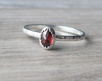 Ring Silber Geburtsstein simuliert Rubin • ovale Stein Silber Stapeln Ring • kleiner Stein Ring • zarte stapelbar • Ring Silber Rubin rot