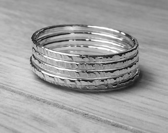 Sterling Silber Stapelring, dünne gehämmert Ring, Holz Rinde Textur Ring, Zweig Ring zierliche super dünn Ring stapelbar