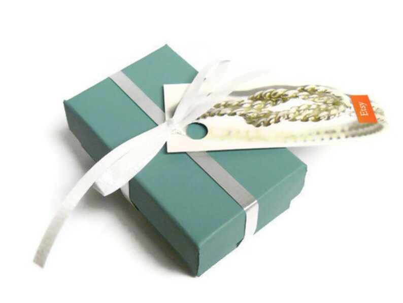 Puede incluir: Una caja de regalo turquesa con una cinta plateada y un lazo blanco. Una etiqueta con la palabra "Etsy" en naranja est&aacute; adjunta. La caja est&aacute; cerrada y lista para ser regalada.