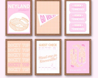 Può includere: Sei stampe incorniciate con una combinazione di colori rosa e arancione. Le stampe presentano testo e illustrazioni relative al Tennessee, tra cui "Neyland Stadium", "Go Vols", "Rocky Top" e "Meet me in Knoxville!" Le stampe sono in cornici di legno.