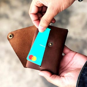 Cartera minimalista de cuero hecha a mano: tarjetero sin costuras, fina y duradera. ¡Un regalo para él!