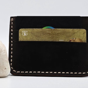 Tarjetero de piel negra para hombre: billetera minimalista y delgada con 3 ranuras y bolsillo central. Estuche de piel auténtica hecho a mano con bolsillo frontal.