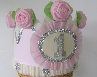 Corona para el primer cumpleaños: sombrero rosa brillante con rosas de papel crepé