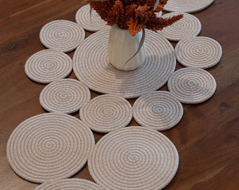 Runner da tavola in corda di cotone fatto a mano: ideale per matrimoni in stile boho, decorazioni in stile rustico o come regalo per una cucina moderna.