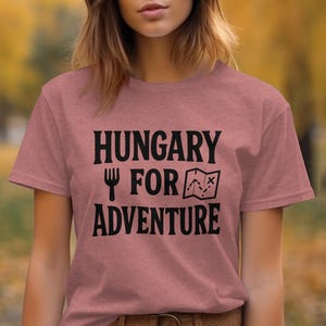 T-shirt affamé d'aventure, t-shirt pour amateur de voyage, chemise envie de voyager, idée cadeau aventure, haut pour amateur de randonnée, t-shirt amusant en plein air