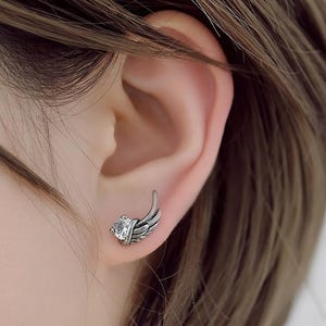 Örhänge i rostfritt stål med vinge och kubisk zirkonia med skruv: Ängelvinge, brosk, tragus helix piercing, present till henne bild 2