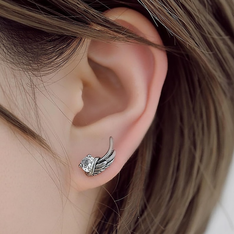 Örhänge i rostfritt stål med vinge och kubisk zirkonia med skruv: Ängelvinge, brosk, tragus helix piercing, present till henne bild 2
