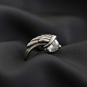 Örhänge i rostfritt stål med vinge och kubisk zirkonia med skruv: Ängelvinge, brosk, tragus helix piercing, present till henne bild 1