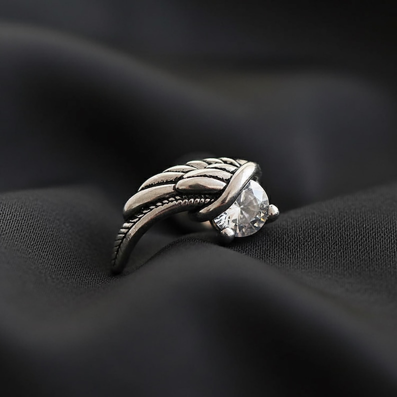 Örhänge i rostfritt stål med vinge och kubisk zirkonia med skruv: Ängelvinge, brosk, tragus helix piercing, present till henne bild 1