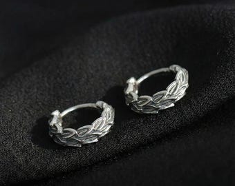 Pendientes de aro de acero inoxidable con plumas para hombre, pequeños pendientes de hoja de plata, joyería vintage oxidada, escamas de dragón punk, regalo unisex para él