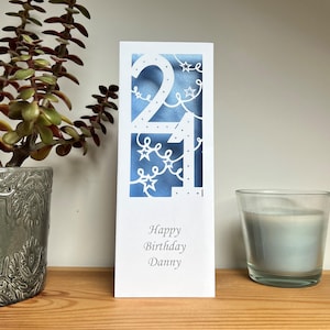 Tarjeta 3D desplegable personalizada para tu 21.º cumpleaños / TheCutBoxCrafts