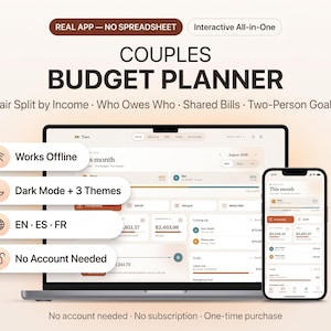 Pode incluir: Um planejador de orçamento digital para casais exibido na tela de um laptop e smartphone. A interface inclui texto como COUPLES BUDGET PLANNER, Real App - No Spreadsheet, Works Offline, Dark Mode + 3 Themes, EN ES FR e No Account Needed.