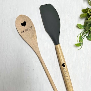 Benutzerdefinierte Datum Backgeschenk, 2 Silikon-Backwerkzeuge mit Text, benutzerdefinierte Löffel-Spatelgeschenke, ideales Geschenk für Bäcker, Köche & Kochliebhaber