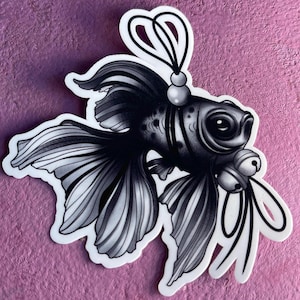 Gotischer Goldfisch-Aufkleber – Glänzender, laminierter Vinylaufkleber im dunklen Tattoo-Stil, alternative Blackwork-Kunst