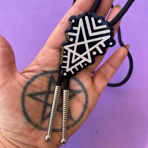 Bolo stropdas met occult symbool – Gotische western ketting, bolo stropdas in blackwork tattoo stijl, western stropdas met esoterisch symbool, handgemaakte alternatieve sieraden