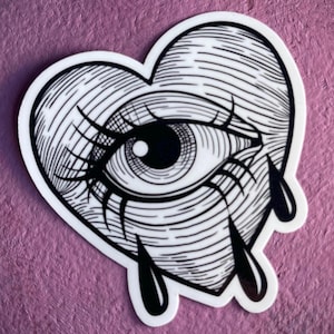 Autocollant Cœur et Œil Gothique – Tatouage Flash Noir – Vinyle Brillant, Art Alternatif Sombre Laminé, Résistant à l'eau, Autocollant pour Ordinateur Portable