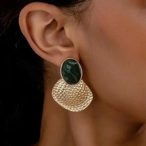 Boucles d’oreille dorées vintage pierre émeraude en résine