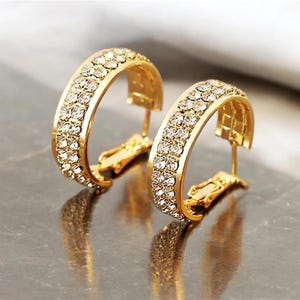 Boucles d’oreilles créoles strass dorées chic et tendance