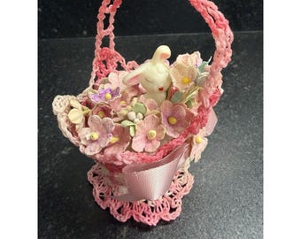 Cestino pasquale vintage a forma di coniglietto all'uncinetto in celluloide con decorazioni floreali, miniatura da 10 cm