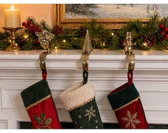 Juego de 3 soportes de latón indio vintage para calcetines navideños: ángel, muñeco de nieve, árbol o repisa de chimenea.