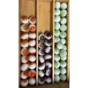 Lote de 56 canicas de vidrio vintage de 22 mm, color naranja, marrón y verde con remolino.