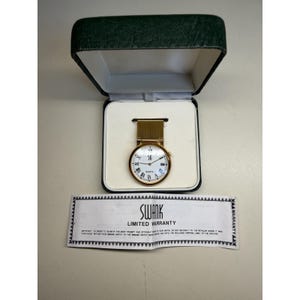 Vintage Swank 2" goudkleurig reverscliphorloge met klapsluiting, nieuw in doos, USA model 9458, niet getest.