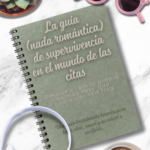 Könnte beinhalten: Ein grünes Spiralnotizbuch mit dem Titel "La guía (nada romántica) de supervivencia en el mundo de las citas" in weißem Text. Rosa Sonnenbrille und eine Sukkulentenpflanze sind ebenfalls sichtbar.